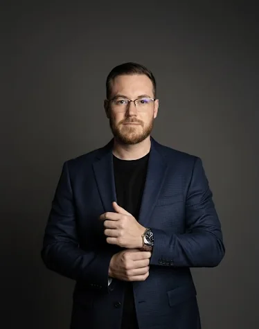 Dr. Bruno Clavijo em retrato profissional com blazer azul escuro